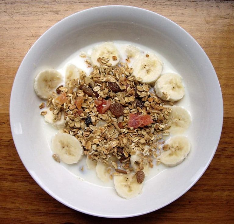 Typisches Schweizer Frühstück - Müsli &amp; andere Auswahlmöglichkeiten ...