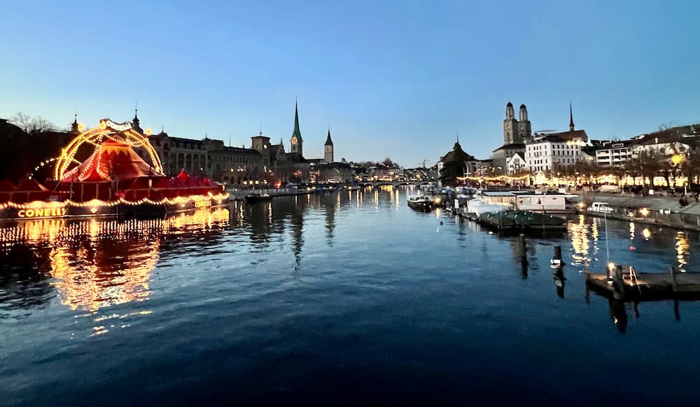 Zürich bij zonsondergang vanaf de rivier de Limmat